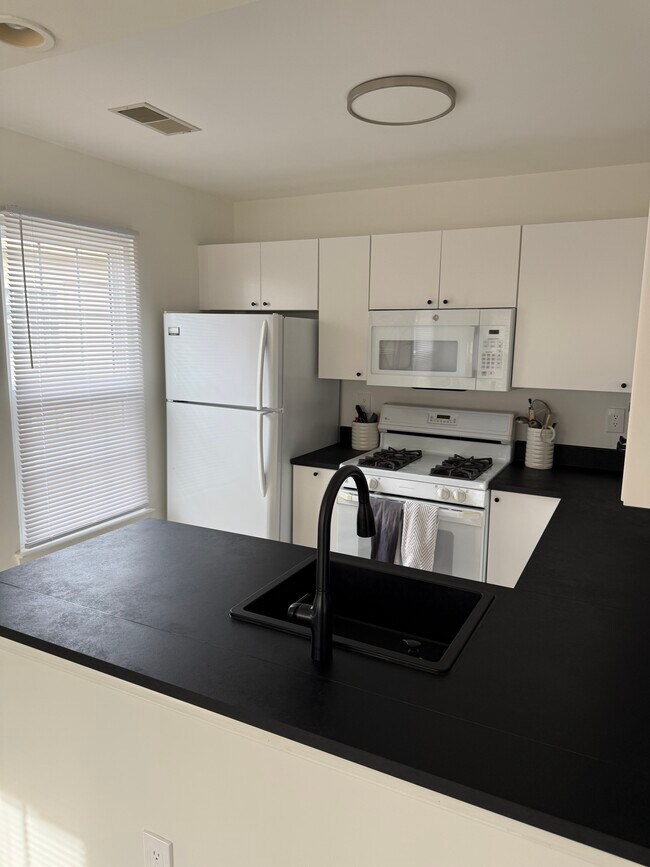 Kitchen - 121 Timberbrook Ln