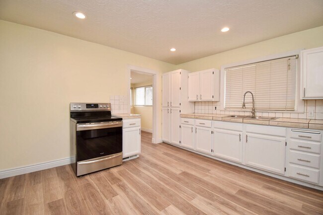 Building Photo - Remodeled 2 Bedroom Home in Salt Lake City!