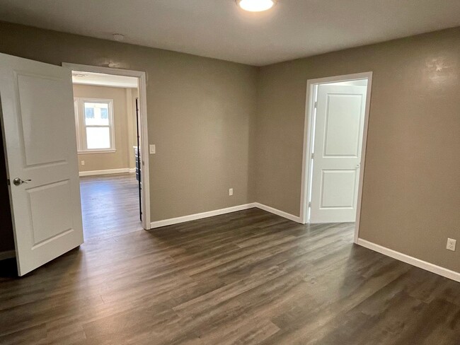 Building Photo - Updated and Spacious 2 bed 2 bath in the P...