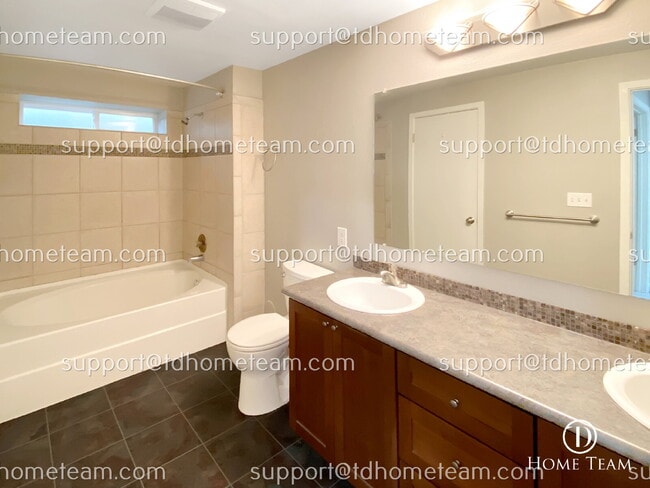 Building Photo - Luxurious 1-Bedroom Condo with Scenic Views and Modern Amenities in Bellevue, WA!