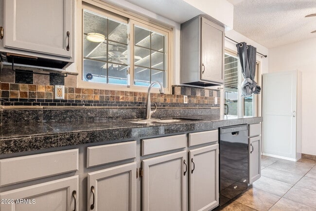 Building Photo - 964 W Hackamore St