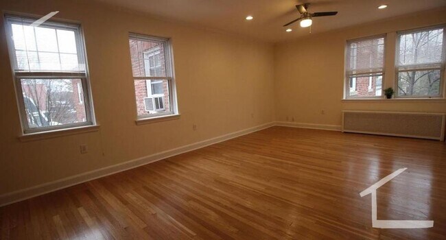 Building Photo - Charming 1 Bedroom