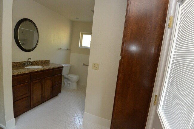 Building Photo - Green Acres Neighborhood