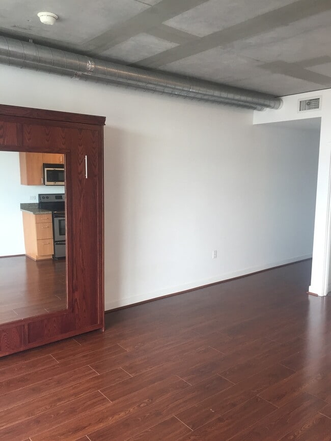 Building Photo - $2,000/month 467 sq/ft Studio at Smart Cor...