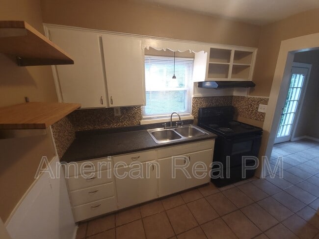 Building Photo - 613 NE 45th St