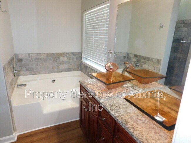 Building Photo - 5147 Round Table Dr
