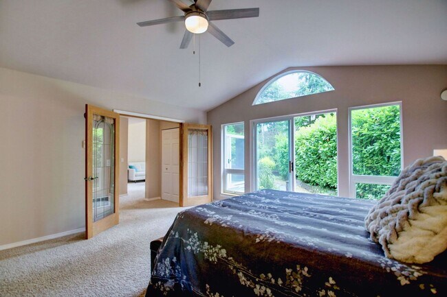 Building Photo - Lovely Clinton Home with Great Light and P...