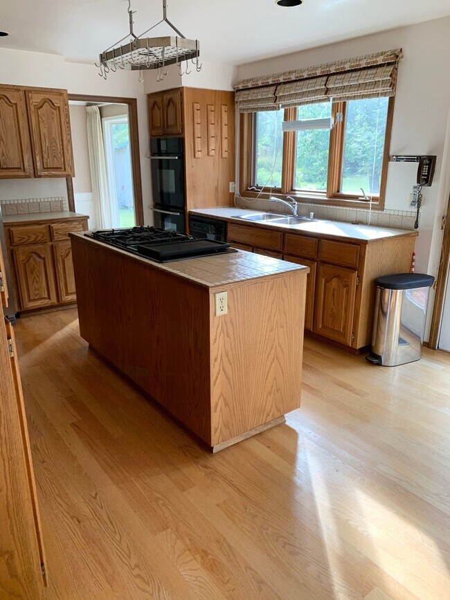 Building Photo - Oceanview 3BR 2.5BA | HUGE GARAGE | Washer & Dryer  | Dogs OK! >>> AVAILABLE NOW!