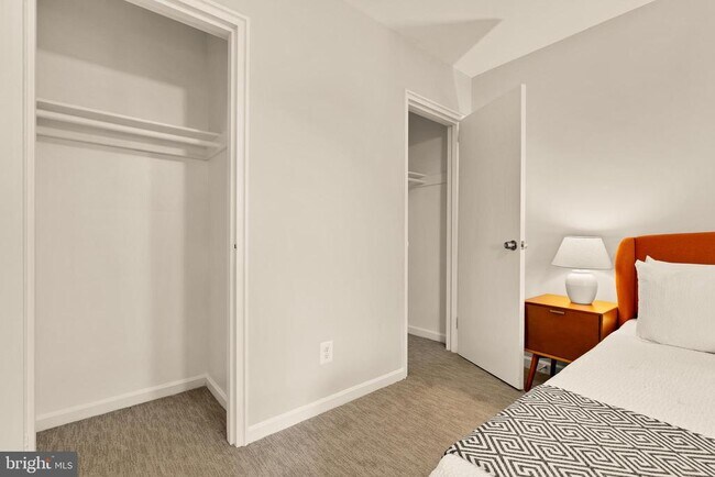 Building Photo - 4818 Chevy Chase Dr