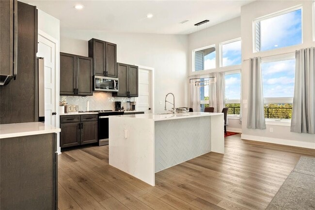 Building Photo - 300 Summit Ridge Dr N