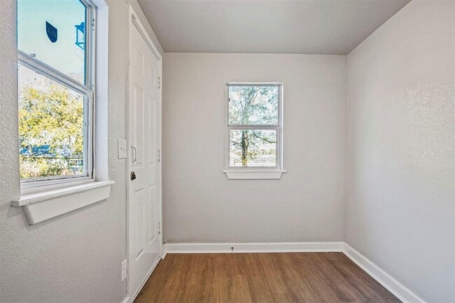 Building Photo - 907 N McKinley Ave