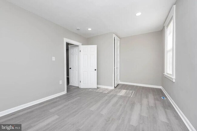 Building Photo - 3300 Ravenwood Ave