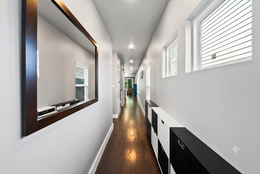 Entry hallway - 412 Natalen Ave