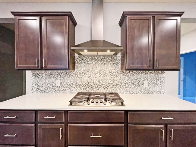 Building Photo - Sparkling, SPACIOUS Like-New Home with 3 B...