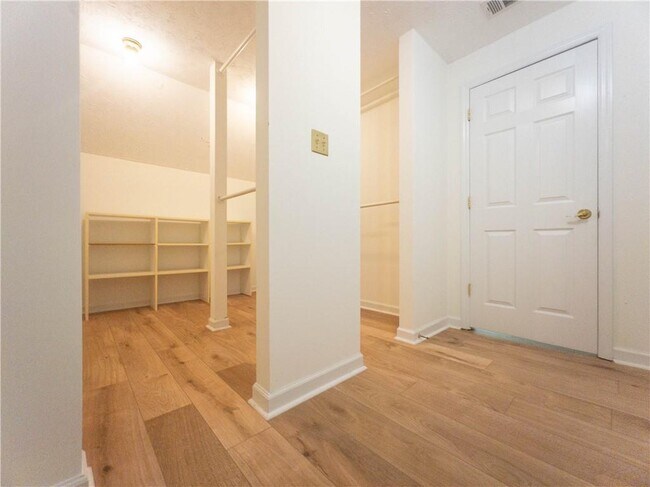 Building Photo - 965 Millbrook Ct