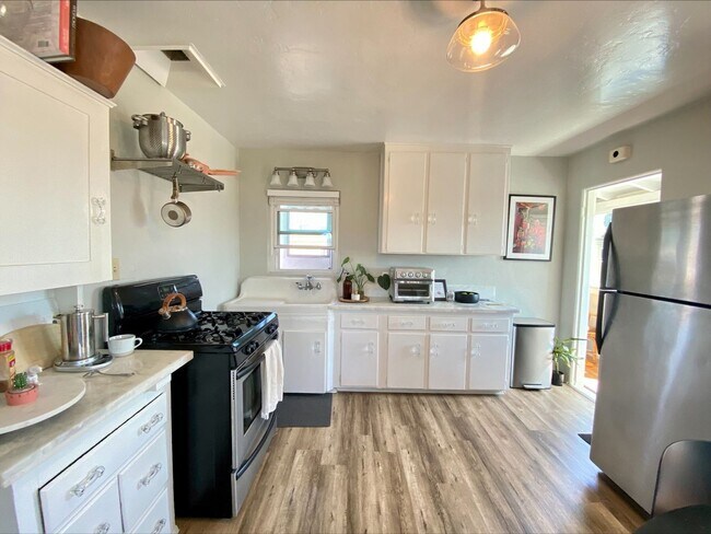 Building Photo - CHARMING NORTH PARKING ONE BEDROOM! LARGE ...