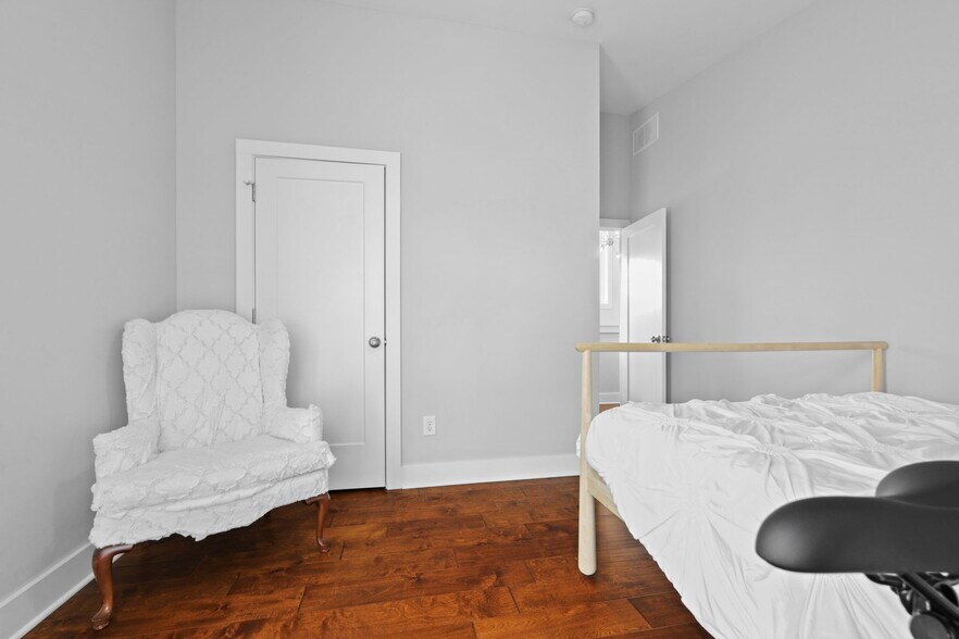 Building Photo - 2464 Broadway St