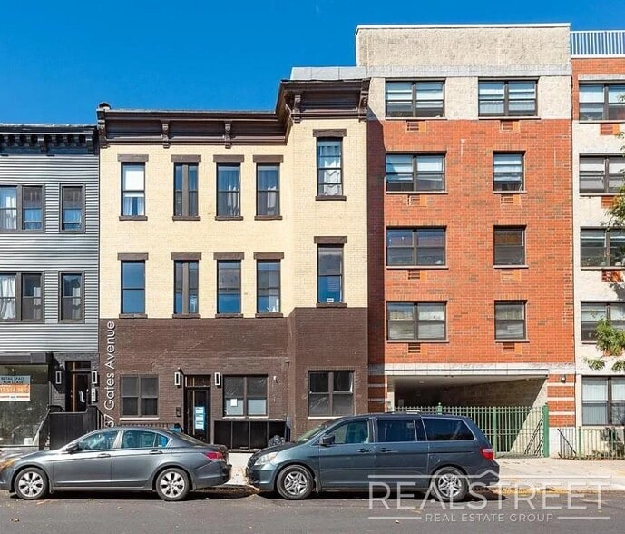 Building Photo - Charming 1-bedroom, 1.5 bath duplex apartment conveniently located near the Knickerbocker M stop at