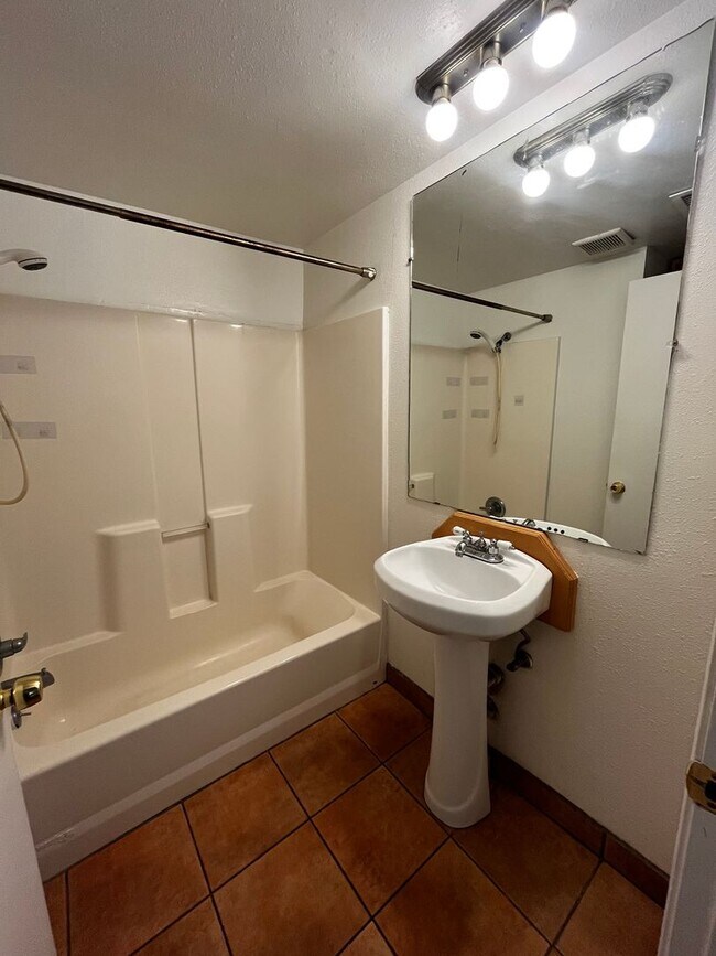 Building Photo - Bright 2 story 2br, 1b, 875sq. ft townhous...