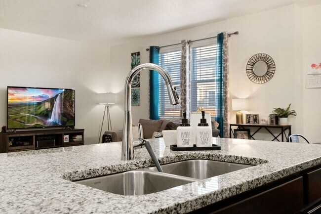 Building Photo - Beautiful 5 Bed Home in Raindance