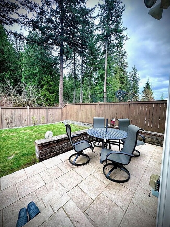 Building Photo - Beautiful 3 Bedroom Home on Greenbelt – Re...