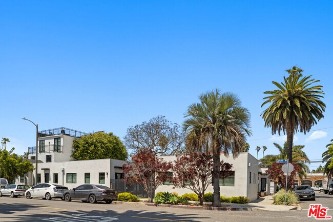 Building Photo - 1325 Cabrillo Ave