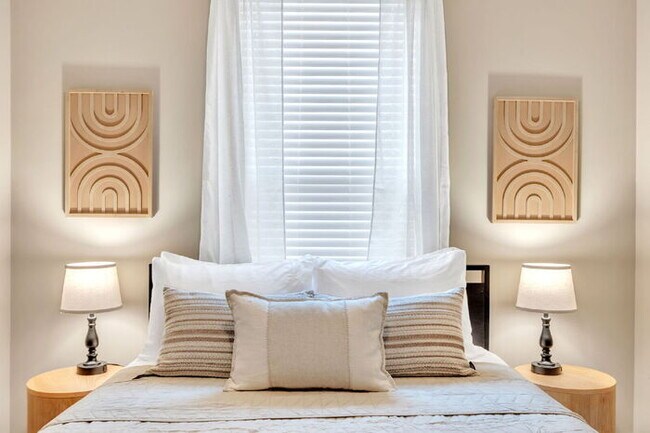 Building Photo - Charming 3-Bedroom Furnished Haven with Co...