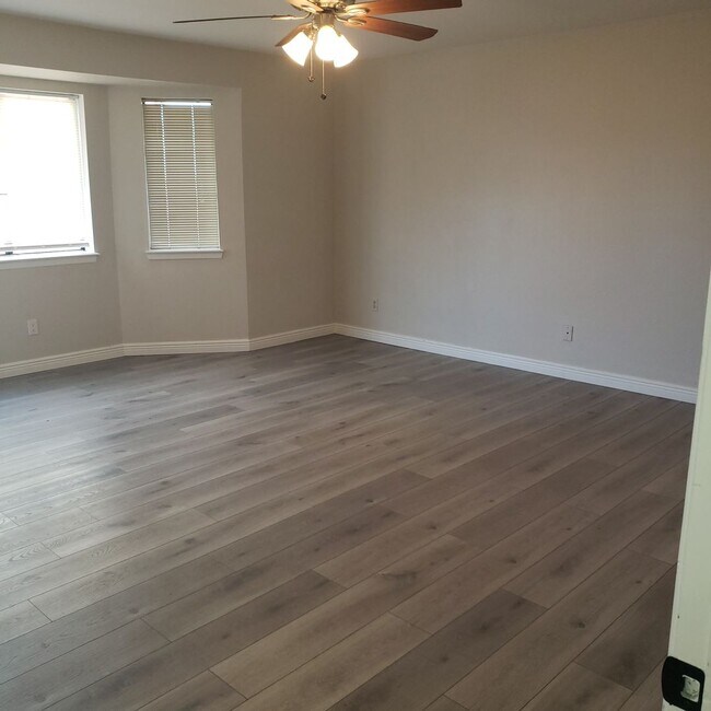 Building Photo - 13980 Mission St