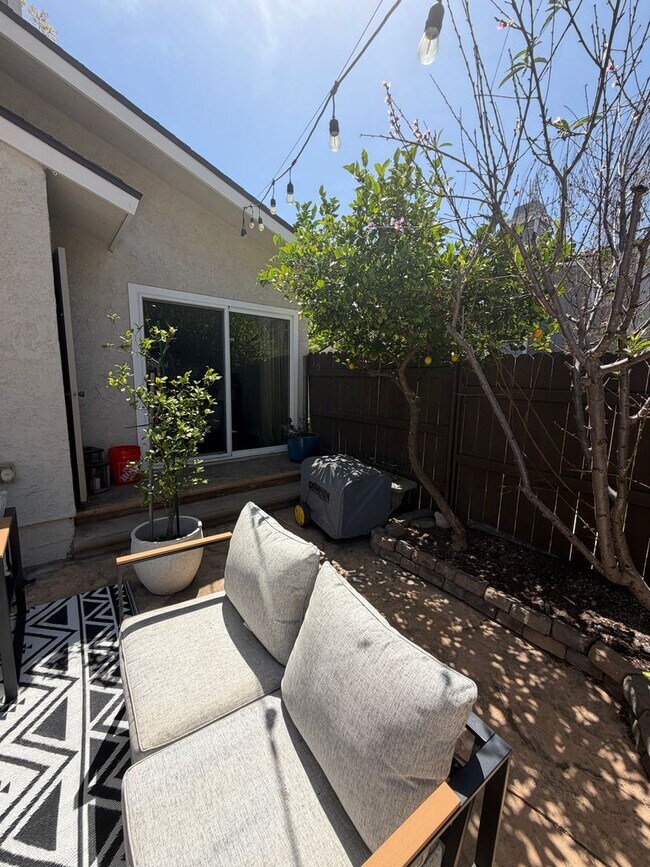 Building Photo - Remodeled 3 bedroom 2 1/2 bath townhome!