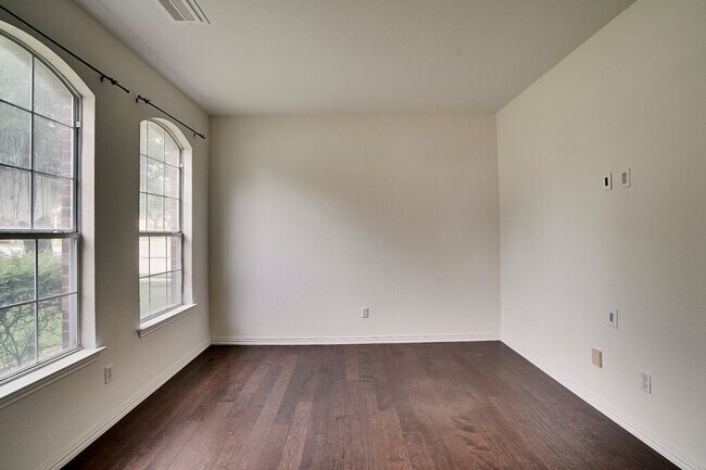 Building Photo - 1414 Laurel Oak Loop