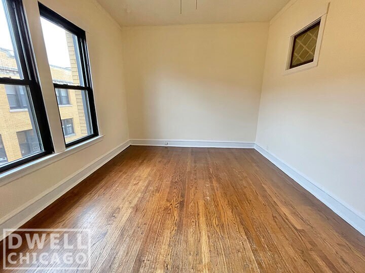 Building Photo - 2414 N Sawyer Ave