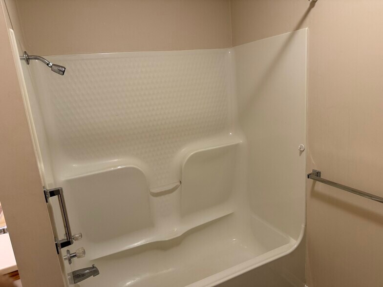 Bathroom - 23 Ontario St