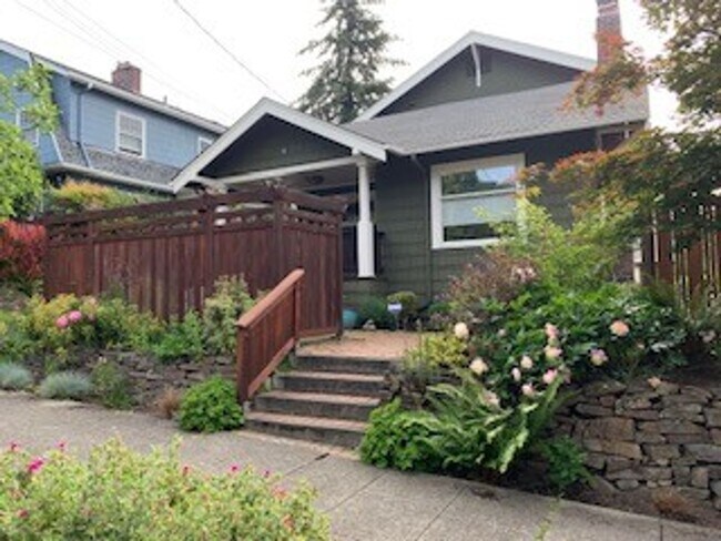 Building Photo - Huang Duplex