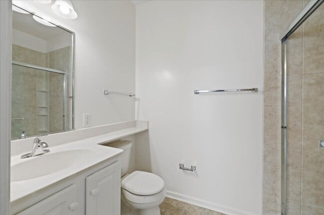 Building Photo - Spacious Condo in Knollwood – Pool, Gym an...
