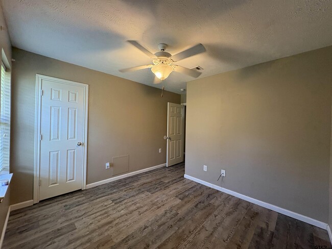 Building Photo - 113 Elm Creek Dr