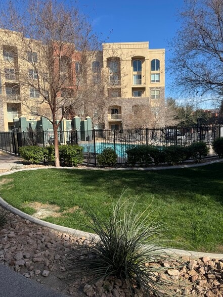 Steps to pool - 38 E Serene Ave