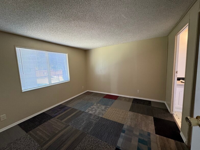 Master bedroom - 385 Dorman Ave