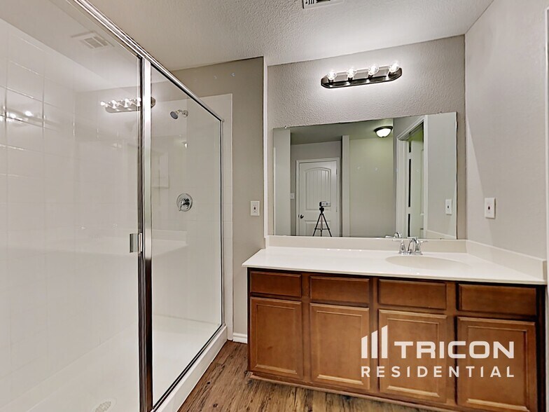 Building Photo - 3025 Iris Dr