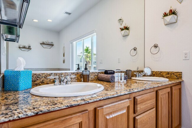 Building Photo - 3 BR + Bonus, Fully furnished, Includes Ut...