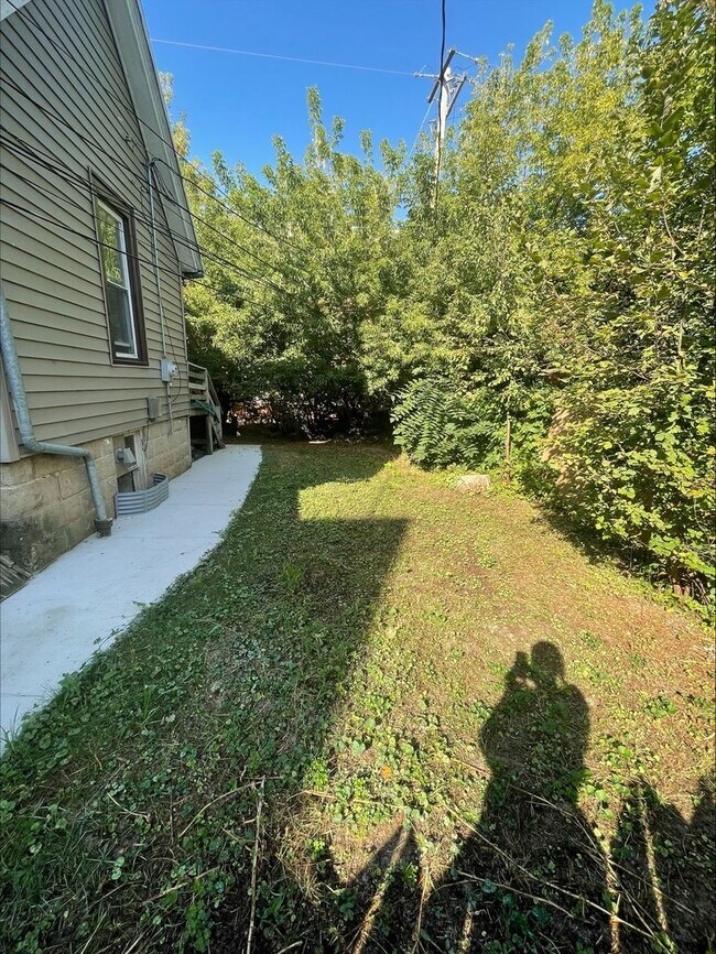 Building Photo - Private 2 Bedroom Cottage with Fenced Yard & In-Unit Laundry – Prime East Side Location!