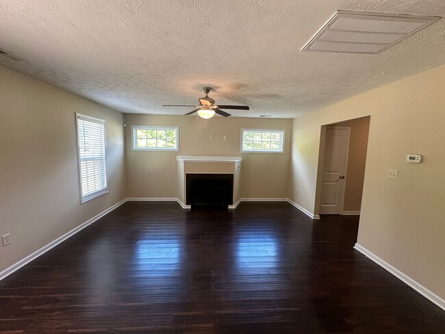 Building Photo - Beautiful 3 Bed 2.5 Bath Home with Spacious Fenced Yard