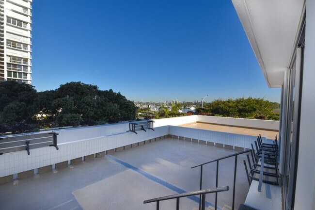 Building Photo - 1810 Avenida Del Mundo