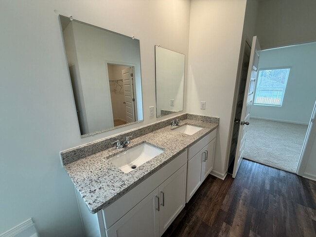 Building Photo - Springville Schools One Level 4 Bedroom / 3 Bathroom/ 3 Car Garage