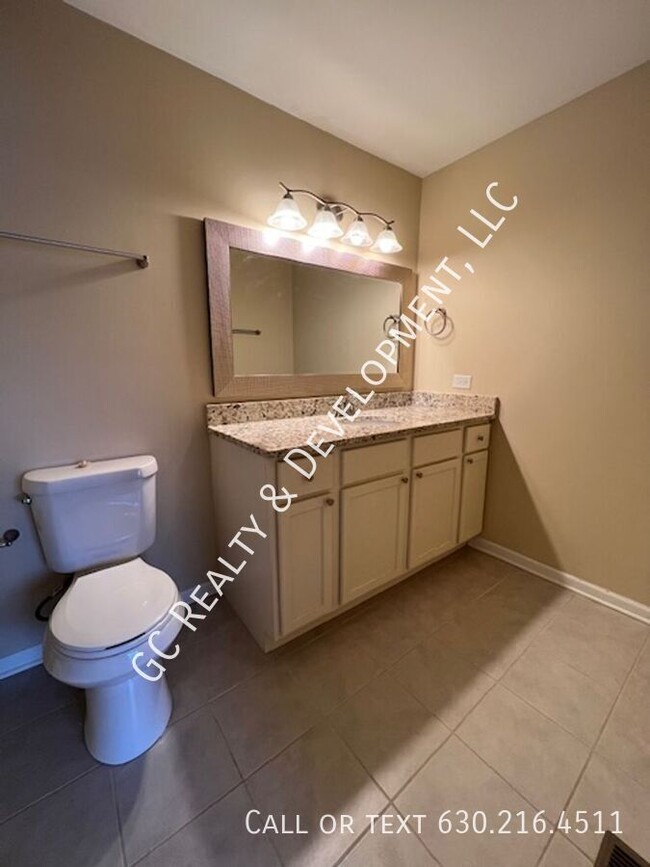 Building Photo - ** 3 BEDROOM / 2.5 BATH / END UNIT / SS AP...