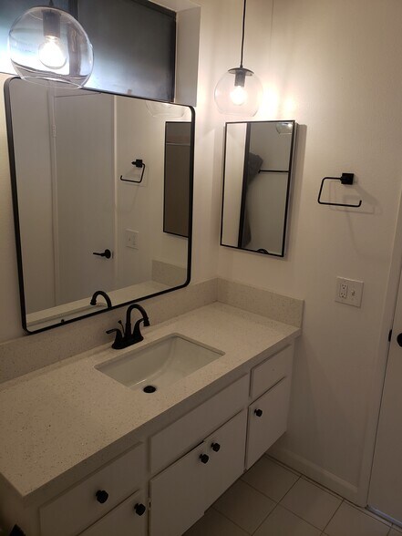 Building Photo - 2323 Huntington St