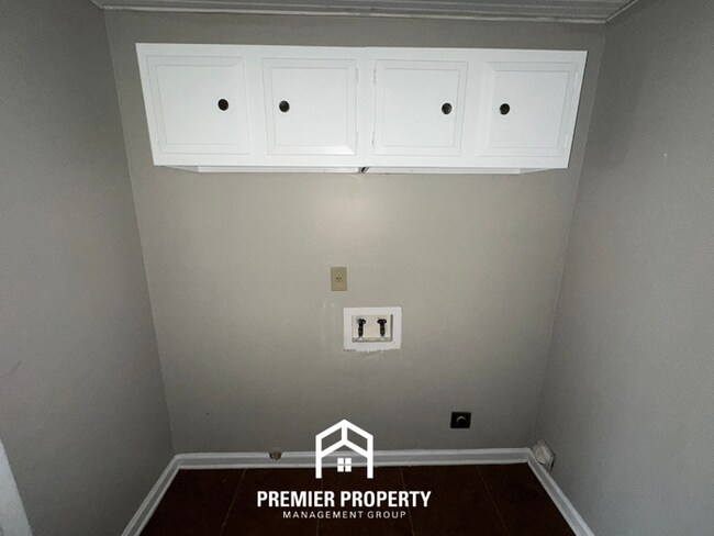 Building Photo - Spacious 4BR Home w/ Fireplace, Covered Patio & Fenced Yard