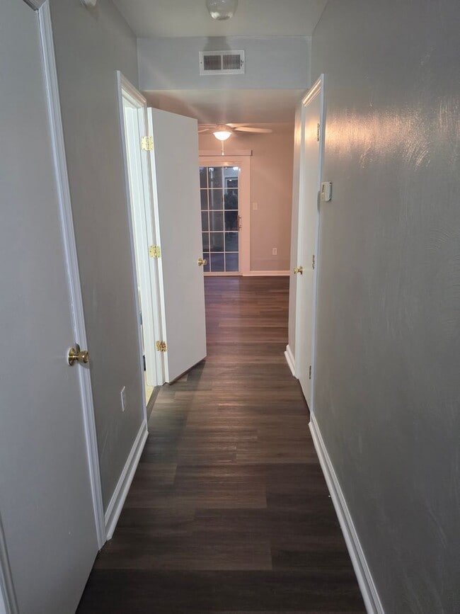Building Photo - 3 bedroom 2.5 bath townhouse