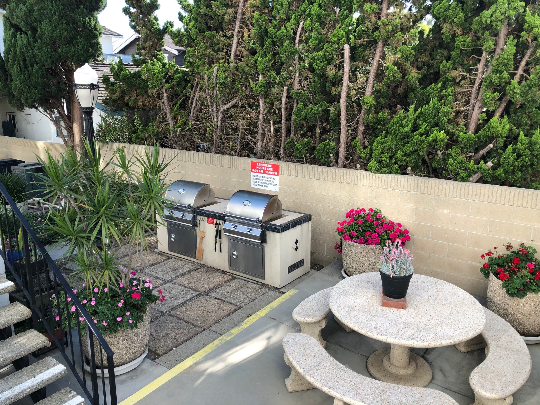 Shared patio & BBQ area - 2601 E Ocean Blvd