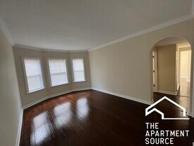 Building Photo - 2440 N Hamlin Ave