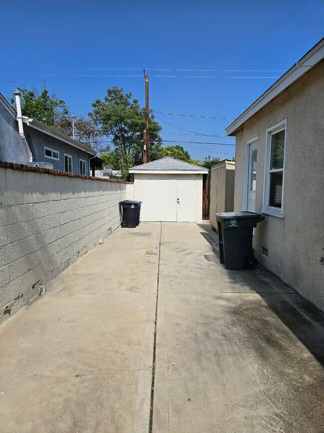 Building Photo - COMING SOON- Charming Single Family Home with Pool in Burbank